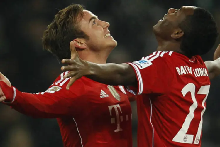 Jogadores do Bayern de Munique Mario Goetze e David Alaba comemoram gol durante partida do campeonato alemão de futebol, em Mönchengladbach (Ina Fassbender/Reuters)