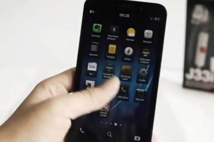 
	Suposto BlackBerry Z30: dispositivo come&ccedil;ar&aacute; a chegar nas lojas no Reino Unido e em partes do Oriente M&eacute;dio j&aacute; na semana que vem
 (Reprodução/Youtube)
