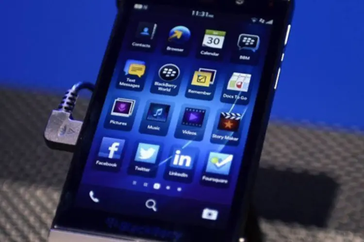
	Smartphone com o novo BlackBerry 10: companhia lan&ccedil;ou os novos smartphones BlackBerry Z10 e BlackBerry Q10 no dia 30 de janeiro
 (AFP/ Timothy A. Clary)