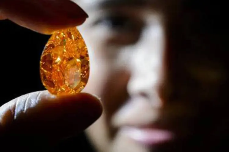Diamante laranja de 14,82 quilates é visto em 31 de outubro de 2013, em Genebra (Fabrice Coffrini/AFP)