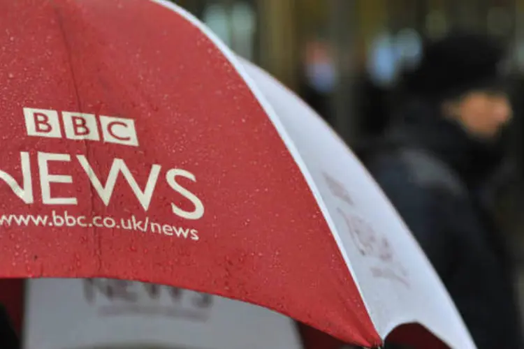 
	Guarda-chuva com a marca BBC: a chamada Digital Media Initiative (DMI) pretendia criar um sistema de produ&ccedil;&atilde;o digital vinculado ao extenso arquivo de r&aacute;dio e TV da&nbsp;&quot;BBC&quot;
 (Toby Melville, Reuters)