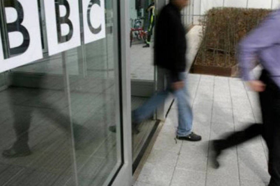 Editor da BBC deixa cargo por escândalo sobre apresentador
