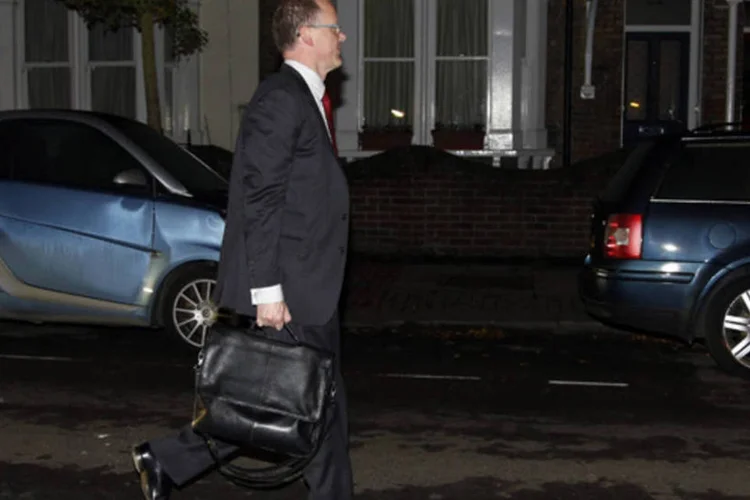 George Entwistle, ex-diretor geral da BBC, volta pra casa após renunciar ao cargo (REUTERS/Chris Helgren)
