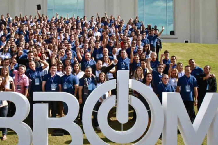 
	Apoiadores da BBom posam junto ao logotipo: Venda de rastreadores veiculares era pretexto para golpe
 (Divulgação)