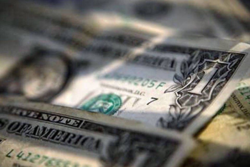 Dólar cai como no exterior em dia de agenda doméstica pobre
