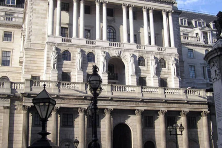 
	Banco Central brit&acirc;nico: economia brit&acirc;nica tem mostrado sinais de maior recupera&ccedil;&atilde;o neste m&ecirc;s, diminuindo a perspectiva de mais compras de ativos
 (Adrian Pingstone/Wikimedia Commons)