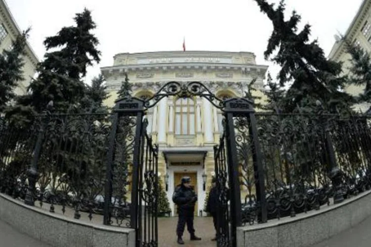 Um policial vigia a entrada da sede Banco Central em Moscou: BC russo assumiu o controle do banco Trust (Yuri Kadobnov/AFP)