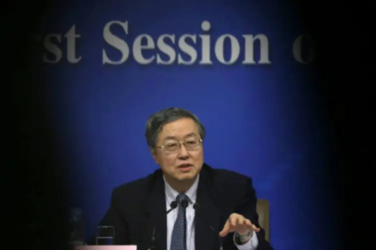 
	O presidente do Banco Central da China, Zhou Xiaochuan: Zhou reiterou o compromisso de Pequim de manter o yuan &quot;basicamente est&aacute;vel, num n&iacute;vel razo&aacute;vel e equilibrado&quot;
 (REUTERS / Jason Lee)