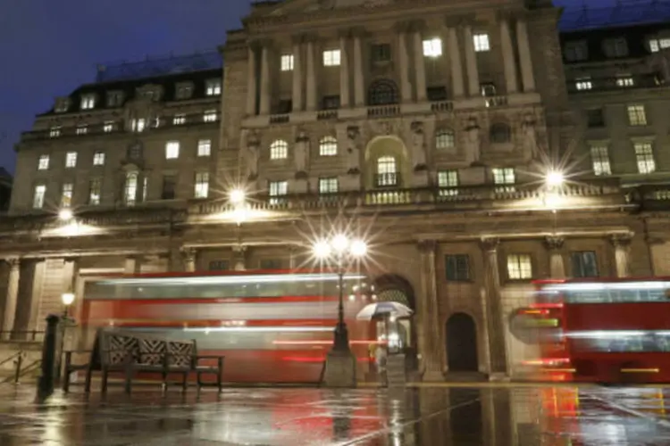 
	Fachada do Banco Central da Inglaterra, em Londres: dados oficiais mostraram que a economia cresceu 0,3% entre janeiro e mar&ccedil;o ante o trimestre anterior
 (REUTERS/Olivia Harris)