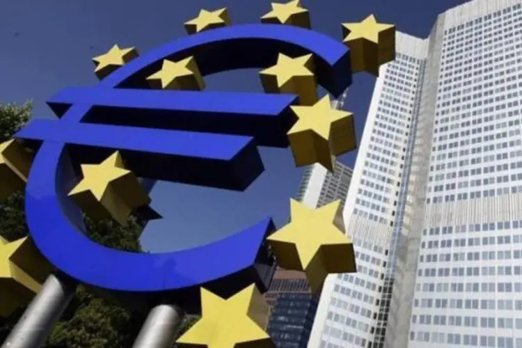 
	Vista externa mostra escultura do euro em frente &agrave; sede do Banco Central Europeu, em Frankfurt
 (Alex Grimm/Reuters)