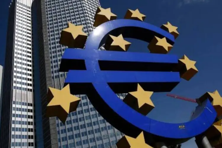 Escultura em homenagem ao Euro na frente do BCE, em Frankfurt (Alex Domanski/Reuters)