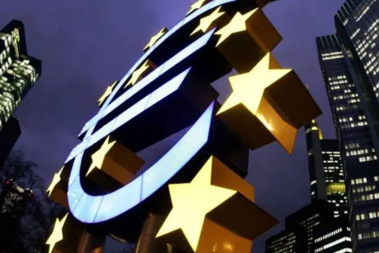 
	Escultura do euro em frente do BCE, em Frankfurt, na Alemanha: a decis&atilde;o j&aacute; era esperada pelos economistas
 (Kai Pfaffenbach/Reuters)