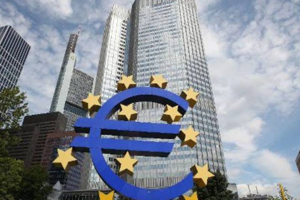 BCE não altera juros e reavaliará política monetária