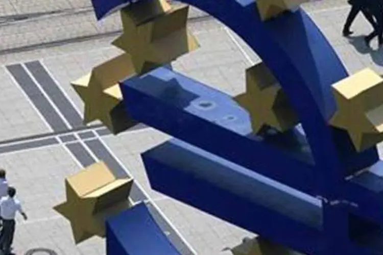 Símbolo do euro próximo à sede do Banco Central Europeu (BCE), em Frankfurt, Alemanha (REUTERS/Ralph Orlowski)