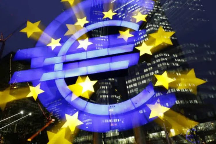 
	S&iacute;mbolo do euro diante da sede do BCE: autoridade cortou sua principal taxa de juros em 0,25 ponto percentual, para a m&iacute;nima recorde de 0,50 por cento no m&ecirc;s passado
 (REUTERS/Kai Pfaffenbach)