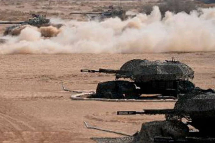 Tanques do exército paquistanês durante exercício militar em Khairpure Tamay Wali, no distrito de Bahawalpur, em 4 de novembro
 (AAMIR QURESHI/AFP)