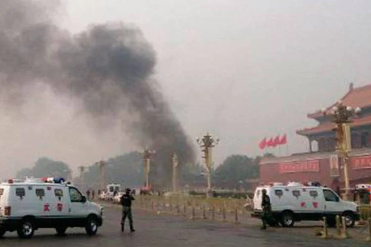 
	Viaturas da pol&iacute;cia bloqueiam o acesso &agrave; Pra&ccedil;a Tiananmen (Paz Celestial) em Pequim: comunicado&nbsp;pede o contato com as autoridades caso suspeitos sejam observados
 (STR/AFP)
