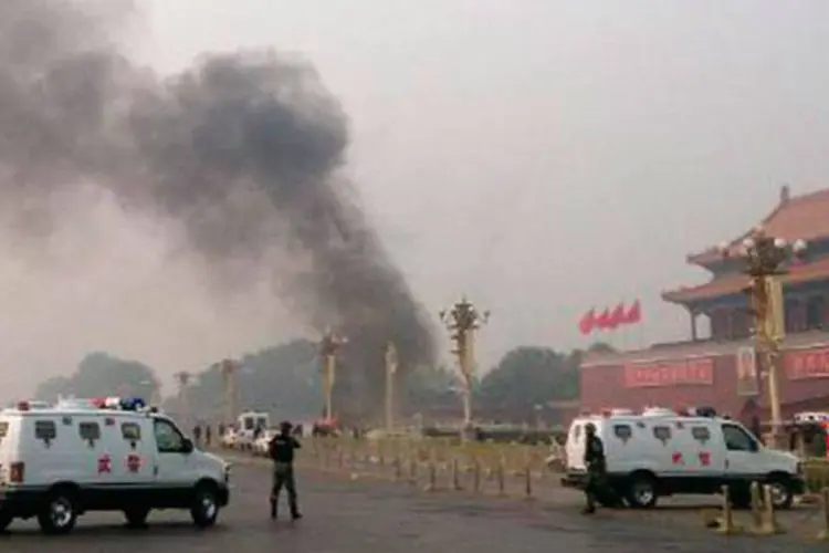 Viaturas da polícia bloqueiam o acesso à Praça Tiananmen (Paz Celestial) em Pequim após acidente com carro que deixou três mortos
 (STR/AFP)