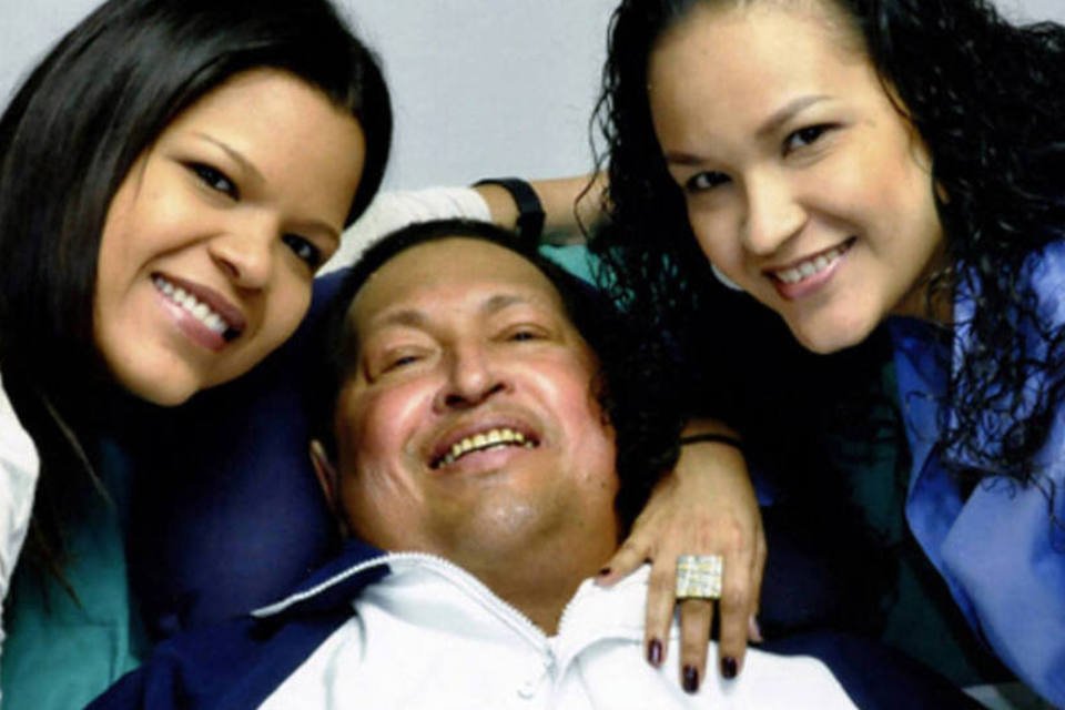 Chávez faz reuniões com equipe econômica em hospital