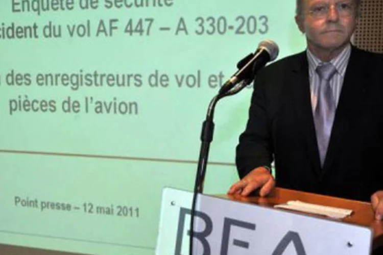 Jean-Paul Troadec anunciou ontem a chegada a Paris das duas caixas-pretas do avião que fazia o voo 447 (Mehdi Fedouach/AFP)