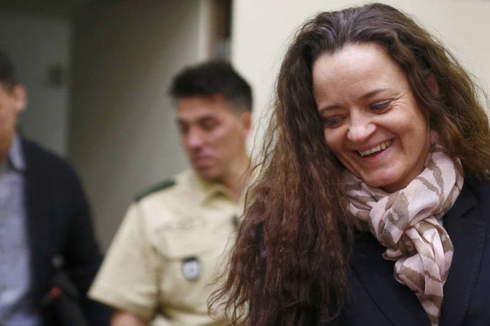 Neonazista alemã nega responsabilidade em 10 assassinatos