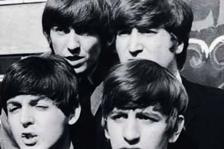 Os Beatles posam para foto nos anos 1960 (Imagem Filmes)