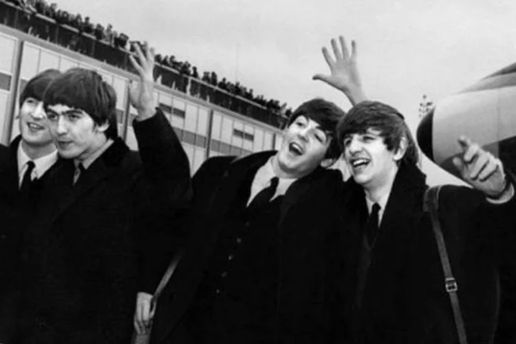 Foto de fevereiro de 1964 mostra os Beatles chegando ao aeroporto de Nova York: imagens captam o momento exato da explosão da "Beatlemania" nos EUA (AFP)
