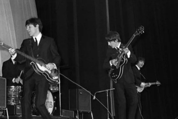 O quarteto de Liverpool se apresenta em Paris: "Love Me Do" foi gravado em setembro de 1962 e começou a ser vendido em 5 de outubro do mesmo ano (©AFP / null)