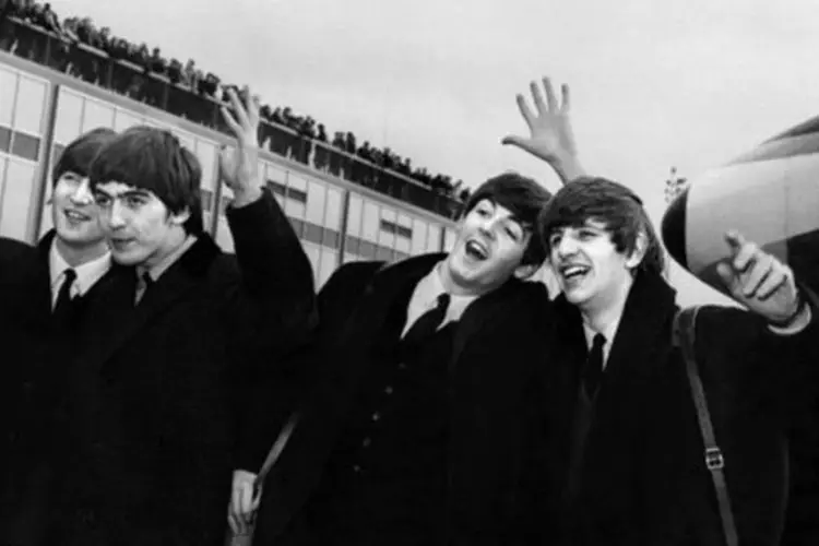 
	(L-E) John Lennon, Ringo Starr, Paul McCartney e George Harrison chegam a Nova York em fevereiro de 1964: as imagens est&atilde;o dispon&iacute;veis no site thespace.org
 (AFP)