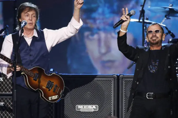 Os ex-Beatles Paul McCartney e Ringo Starr se apresentam durante show em comemoração ao 50º aniversário da primeira aparição dos Beatles na TV norte-americana, em Los Angeles (Mario Anzuoni/Reuters)