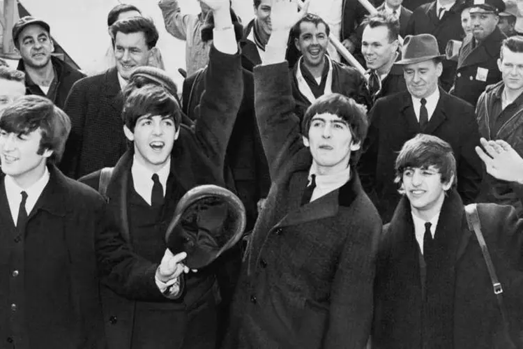 
	Os quatro integrantes dos Beatles (John Lennon, Paul McCartney, George Harrison e Ringo Starr) assinaram poucos dias antes de lan&ccedil;ar seu primeiro single
 (Getty Images)