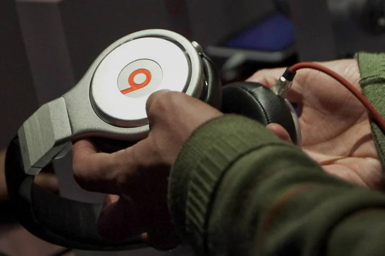
	Consumidor olha um dos fones da Beats Electronics, em uma loja de Nova York
 (Michael Nagle/Bloomberg)