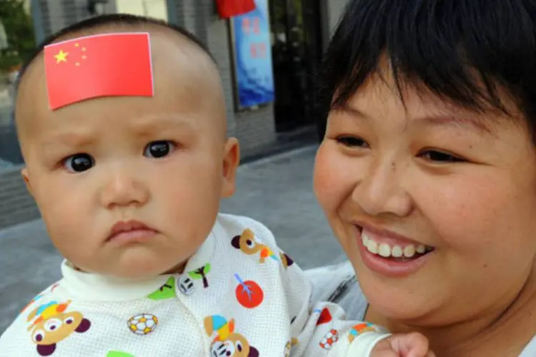 Um bebê chinês no colo da mãe participa de manifestação em Pequim, China, em 16 de setembro de 2012
 (Goh Chai Hin/AFP)