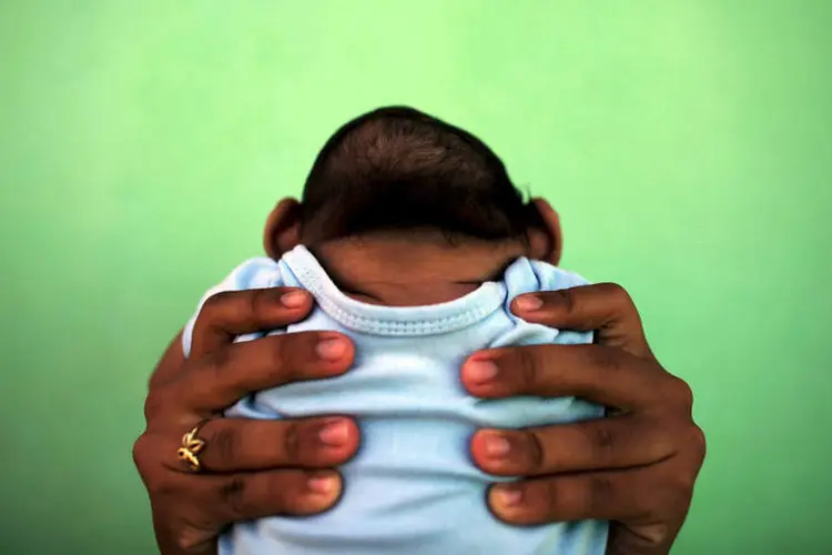 Bebê com microcefalia: governo não sabe nem mesmo a capacidade de atendimento das unidades de reabilitação que custeia e que são essenciais para o desenvolvimento dessas crianças (Nacho Doce/Reuters)