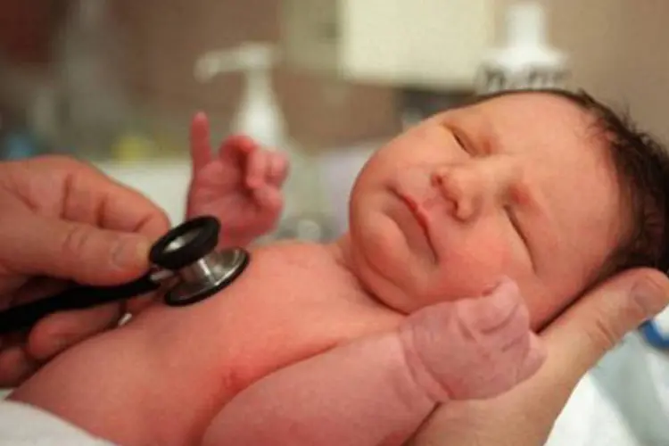 
	Beb&ecirc; sendo examinado:&nbsp;desde o dia 27 de mar&ccedil;o, sete beb&ecirc;s morreram na UTI Neonatal do&nbsp;Hospital Regional da Ceil&acirc;ndia (RHC).
 (©AFP / Didier Pallages)