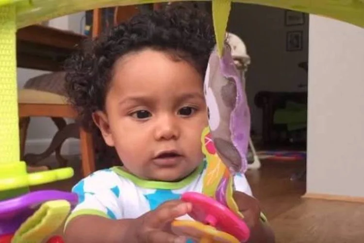 
	Fisher Price colocou m&atilde;es e pais na cadeira do diretor de cena ao registrar momentos dos filhos
 (Reprodução/YouTube)