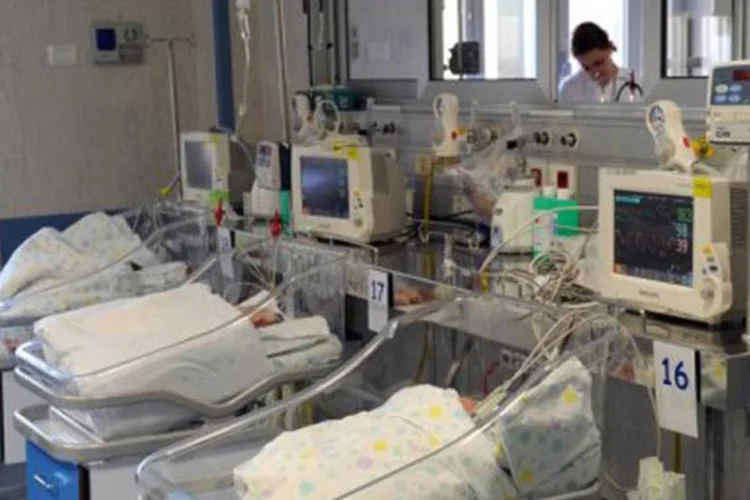 Bebês no hospital: a OMS e o ministério da Saúde tentam identificar as causas da doença e a forma de propagação (Gabriel Bouys/AFP)