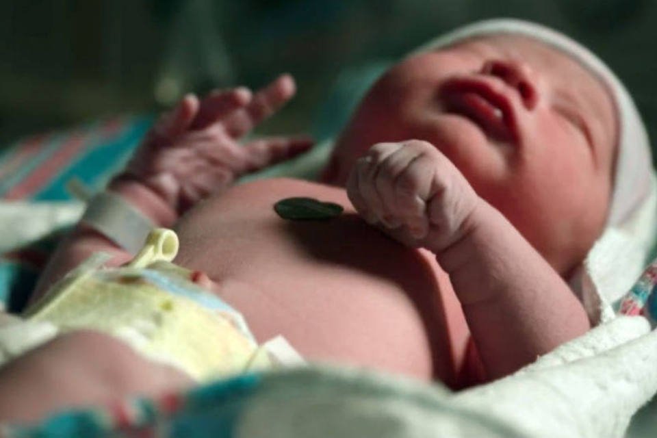 Marca filma primeiro bebê nascido em 2016