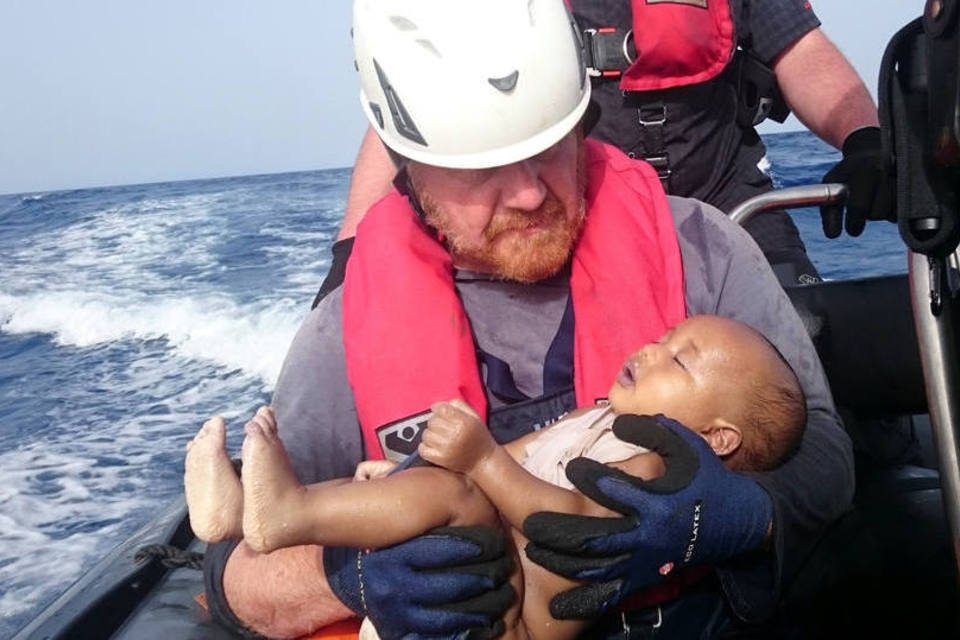 Foto de bebê morto retrata semana trágica no Mediterrâneo