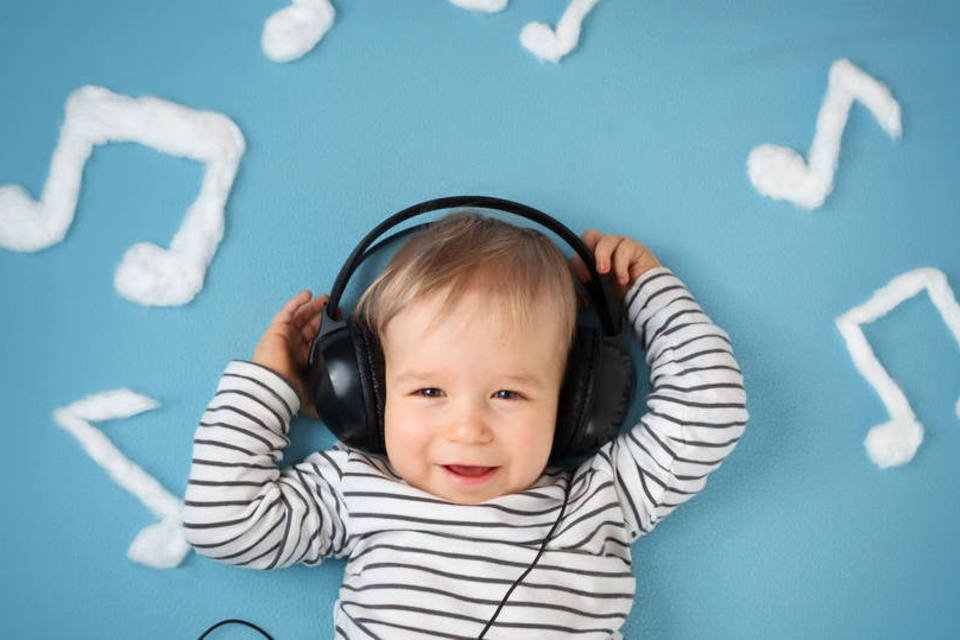 Música ajuda bebês a falar, revela estudo