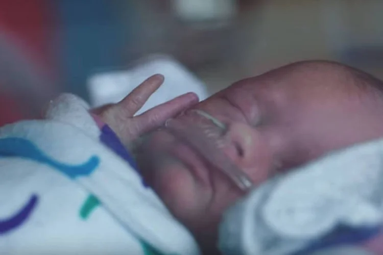
	Beb&ecirc; prematuro em a&ccedil;&atilde;o da Samsung: dentro do aparelho o contato com o &quot;mundo exterior&quot; fica limitado
 (Reprodução/ Youtube)
