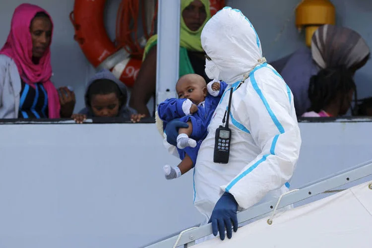 
	Beb&ecirc; resgatado com refugiados que chegam na It&aacute;lia: &quot;Desde que soubemos que chegariam 130 menores n&atilde;o acompanhados, n&atilde;o paramos nem um minuto para encontrar um alojamento&quot;
 (Reuters / Antonio Parrinello)