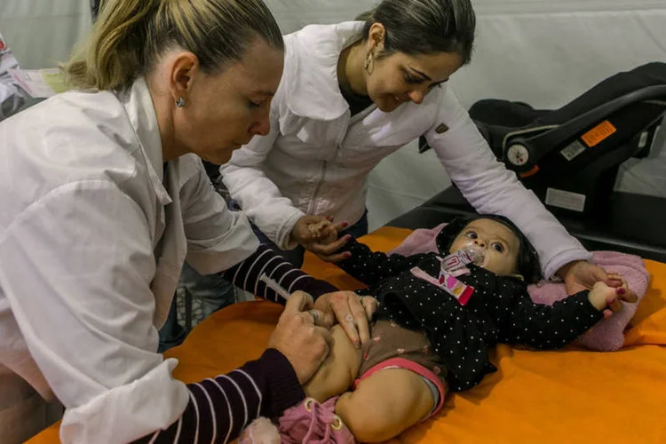 Vacina tetravalente: criança recebe dose de vacina obrigatória para menores de 1 ano, que protege contra Difteria, Tétano, Coqueluche e Meningite (Maurilio Cheli/Divulgação)