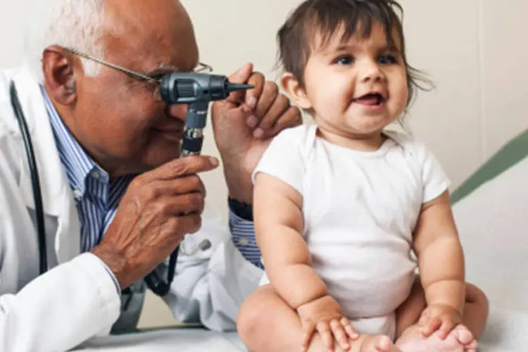 
	M&eacute;dico examina beb&ecirc;: sa&uacute;de &eacute; a &aacute;rea em que popula&ccedil;&atilde;o acredita que deve haver mais melhorias: 79,9% das pessoas t&ecirc;m essa opini&atilde;o; Educa&ccedil;&atilde;o vem em seguida, com 47,4% (Getty Images)