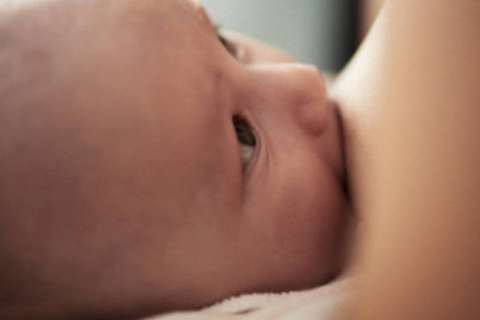 Amamentar salva bebê e mãe de todas as rendas, diz estudo