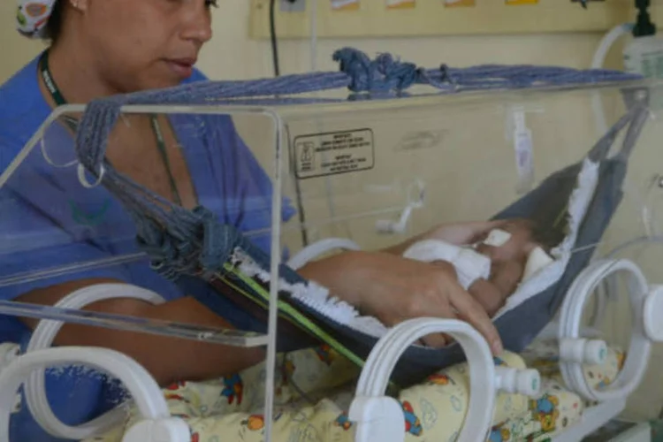 Enfermeira cuida de bebê prematuro em minirrede de algodão adaptada dentro de incubadora, no Hospital Regional de Santa Maria, próximo a Brasília (Fabio Rodrigues Pozzebom / Agência Brasil)