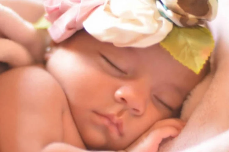 
	Beb&ecirc; dorme no colo da m&atilde;e: muitas empregadas somam a licen&ccedil;a maternidade com suas f&eacute;rias
 (sxc.hu)