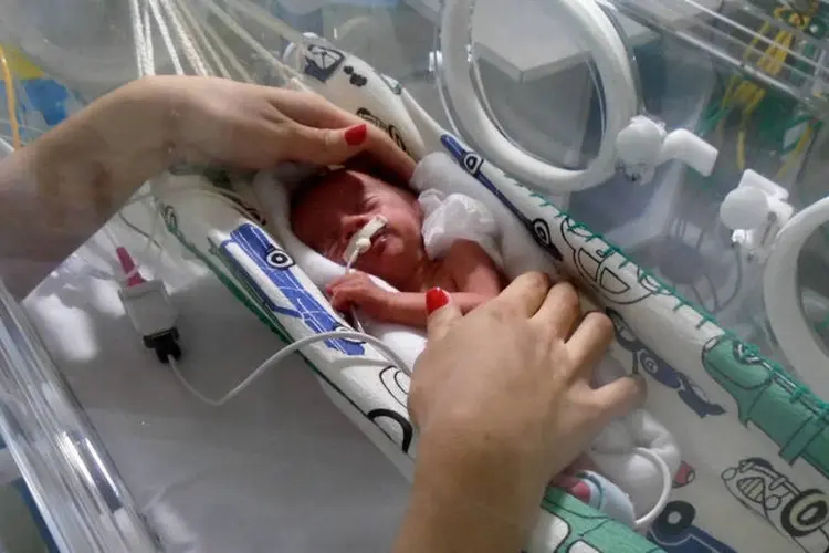 Bebê em rede de balanço: conforto nas incubadoras (Divulgação/Hucam)