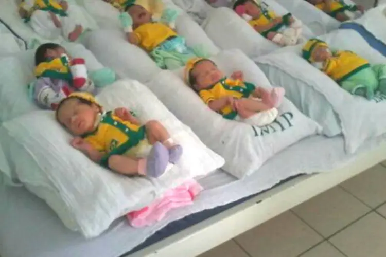 Bebês tranquilos durante o jogo do Brasil contra a Colômbia (Reprodução/Instagram/@kakau)