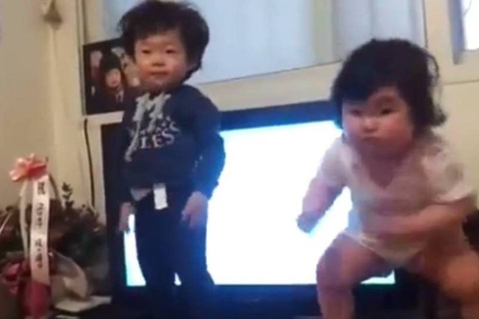 Dança de bebês coreanos faz sucesso na web